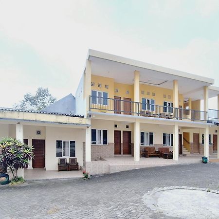 Villa Bukit Bunga Syariah Redpartner Pacet Mojokerto Esterno foto