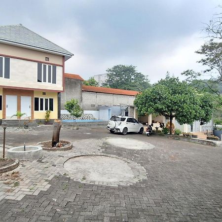 Villa Bukit Bunga Syariah Redpartner Pacet Mojokerto Esterno foto