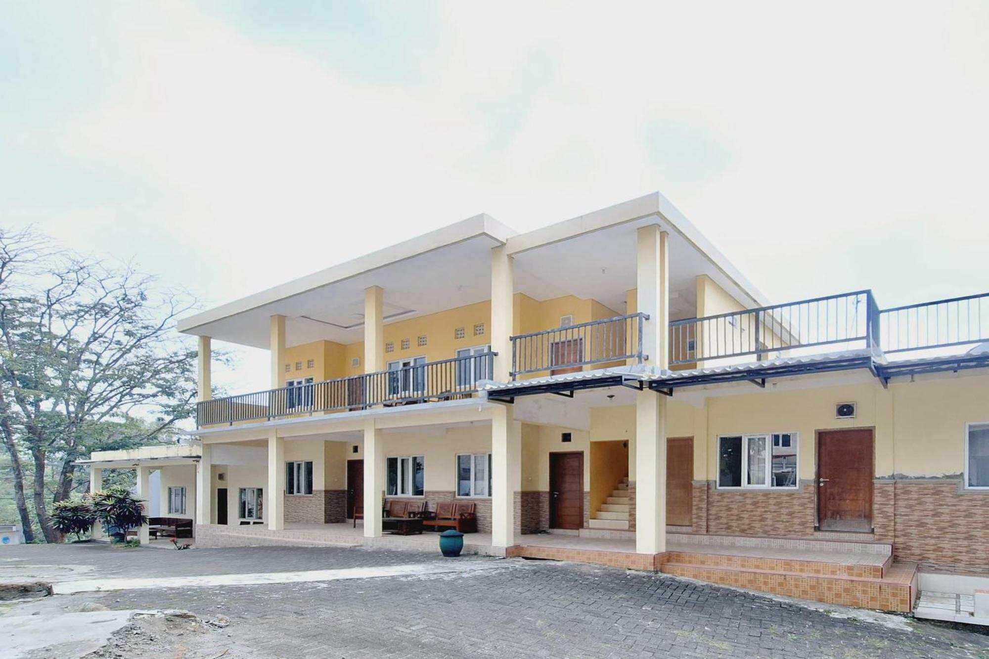 Villa Bukit Bunga Syariah Redpartner Pacet Mojokerto Esterno foto