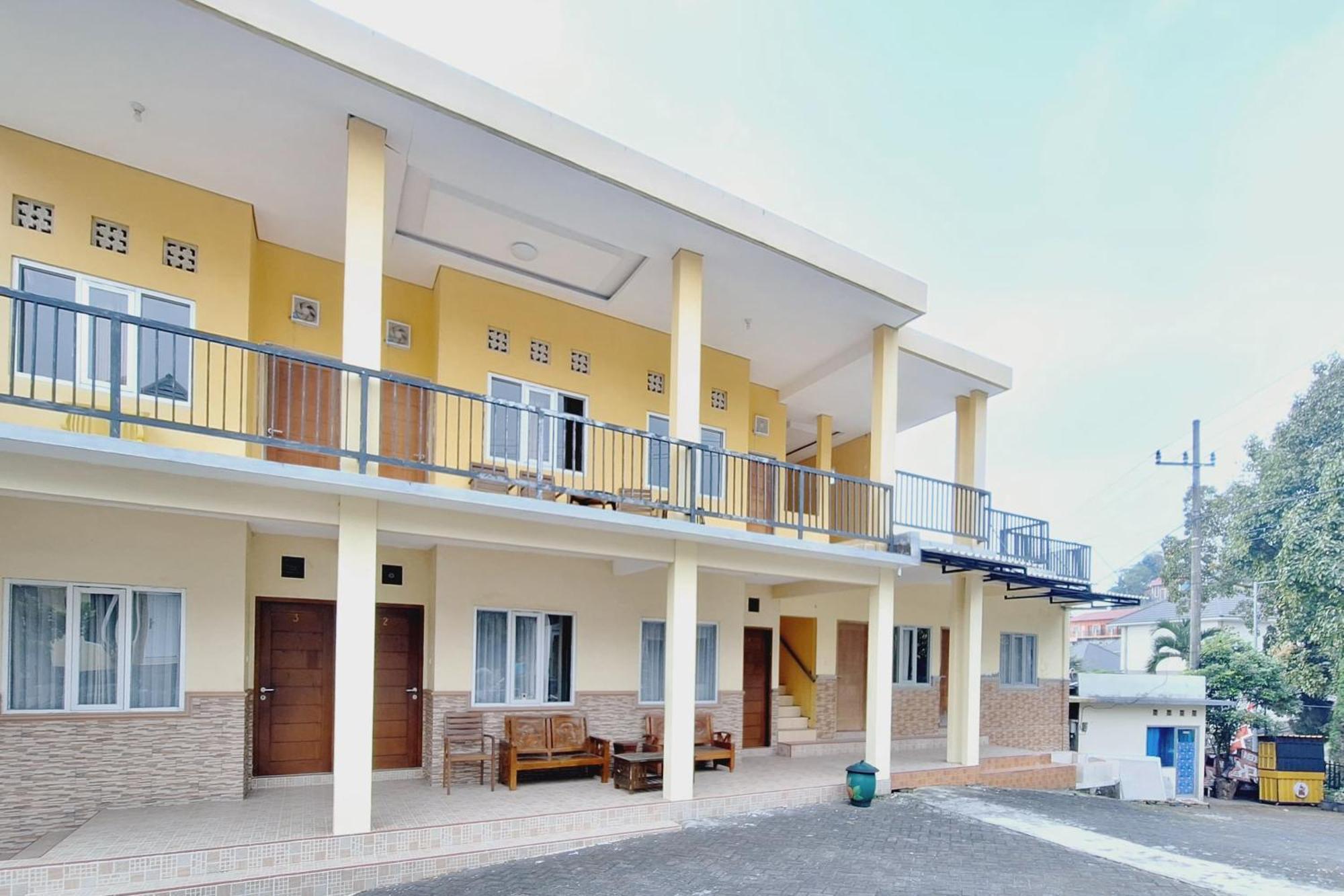 Villa Bukit Bunga Syariah Redpartner Pacet Mojokerto Esterno foto