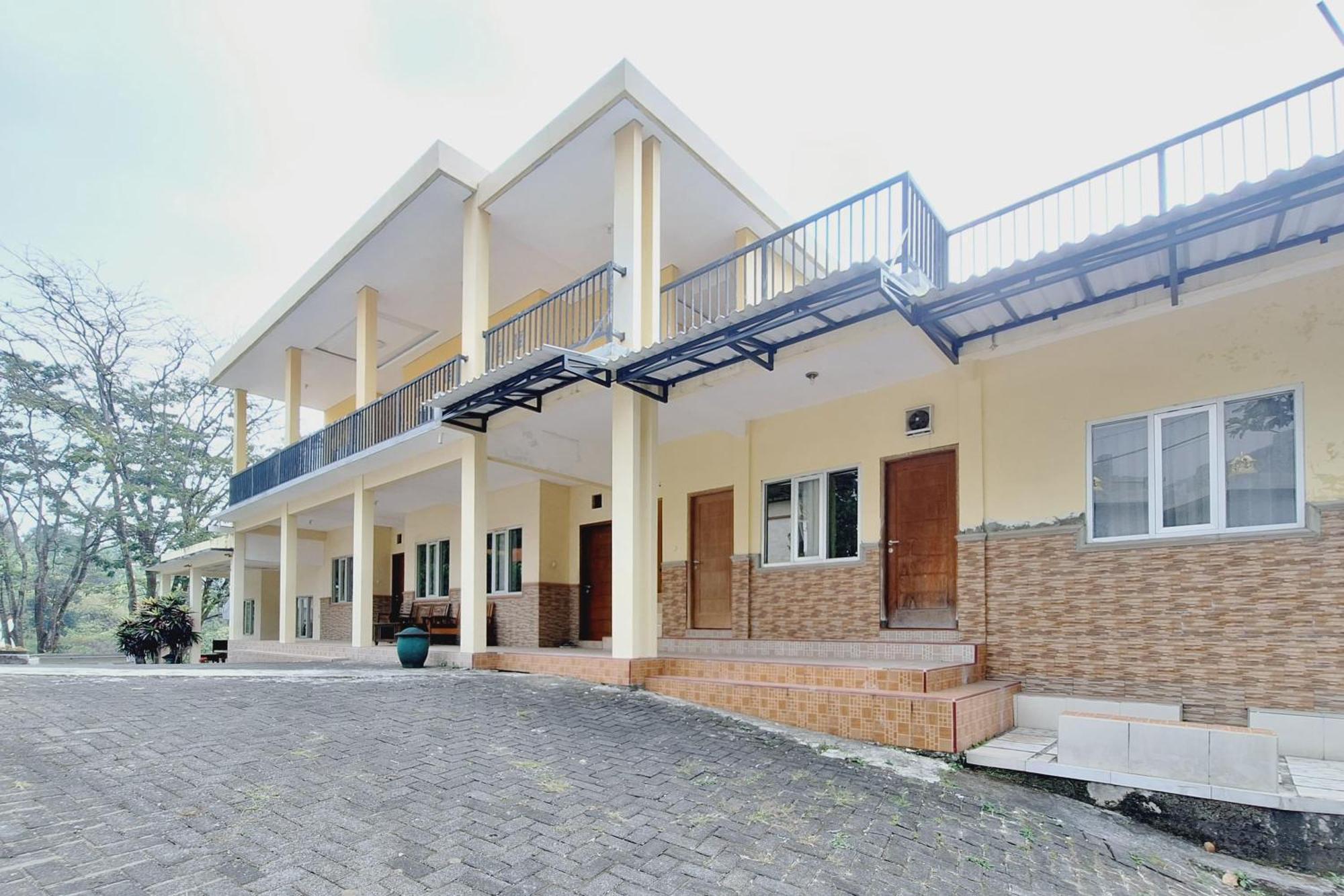 Villa Bukit Bunga Syariah Redpartner Pacet Mojokerto Esterno foto