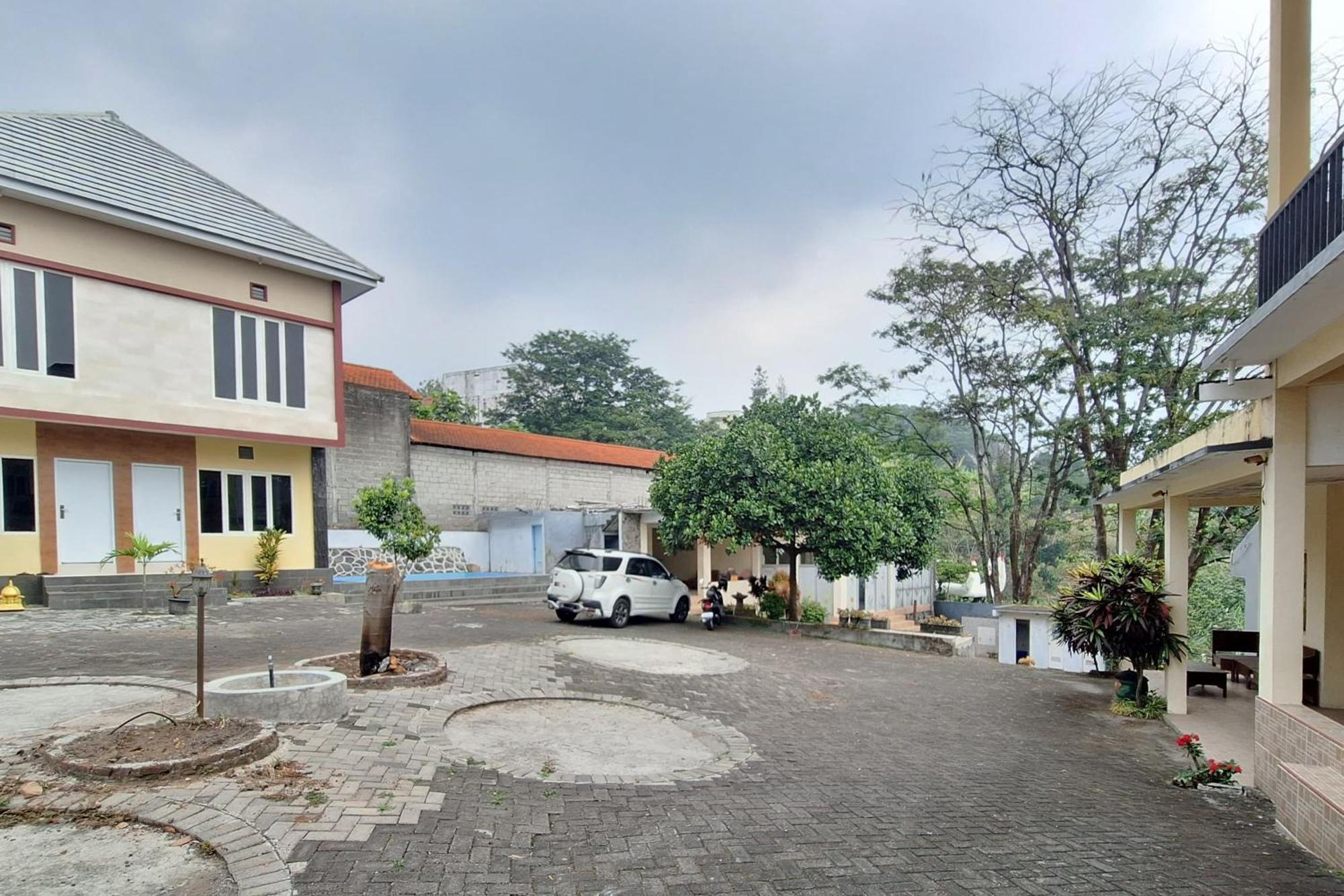 Villa Bukit Bunga Syariah Redpartner Pacet Mojokerto Esterno foto